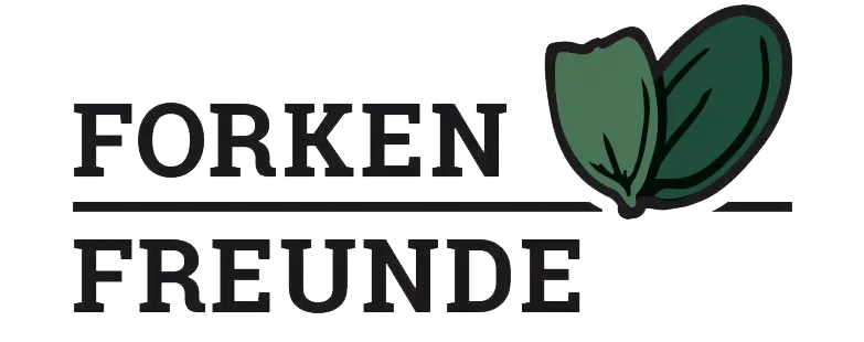 Logo mit dem Schriftzug FORKEN FREUNDE in fetten schwarzen Buchstaben, getrennt durch eine horizontale Linie, neben zwei sich überlappenden grünen Blättern.