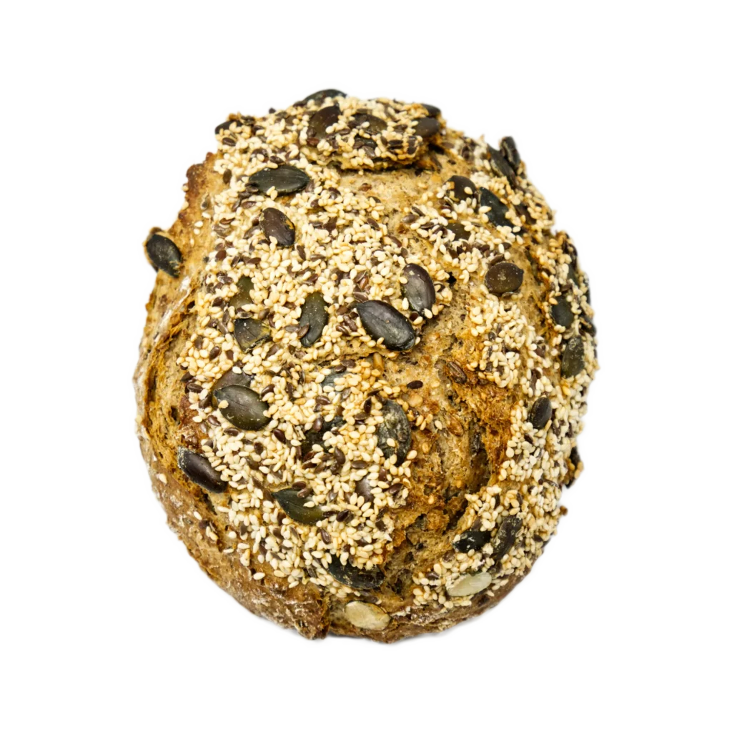 Ein rundes, mit Sesam und Kürbiskernen belegtes Vollkornbrötchen, isoliert auf weißem Hintergrund.