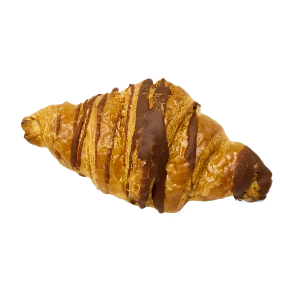 Ein goldbraunes Croissant mit diagonalen Schokoladenspritzern, isoliert auf einem weißen Hintergrund.
