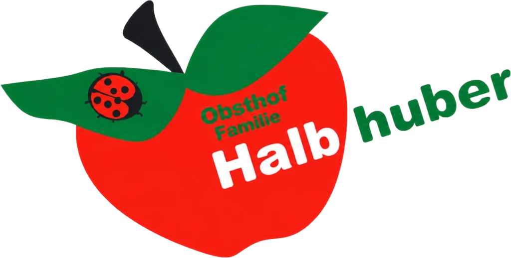 Auf einem roten Apfel mit schwarzem Stiel und grünem Blatt sind ein Marienkäfer sowie der Schriftzug „Obsthof Familie Halbhuber“ in Grün und Weiß abgebildet, wobei „Halbhuber“ auf der rechten Seite schräg steht.
