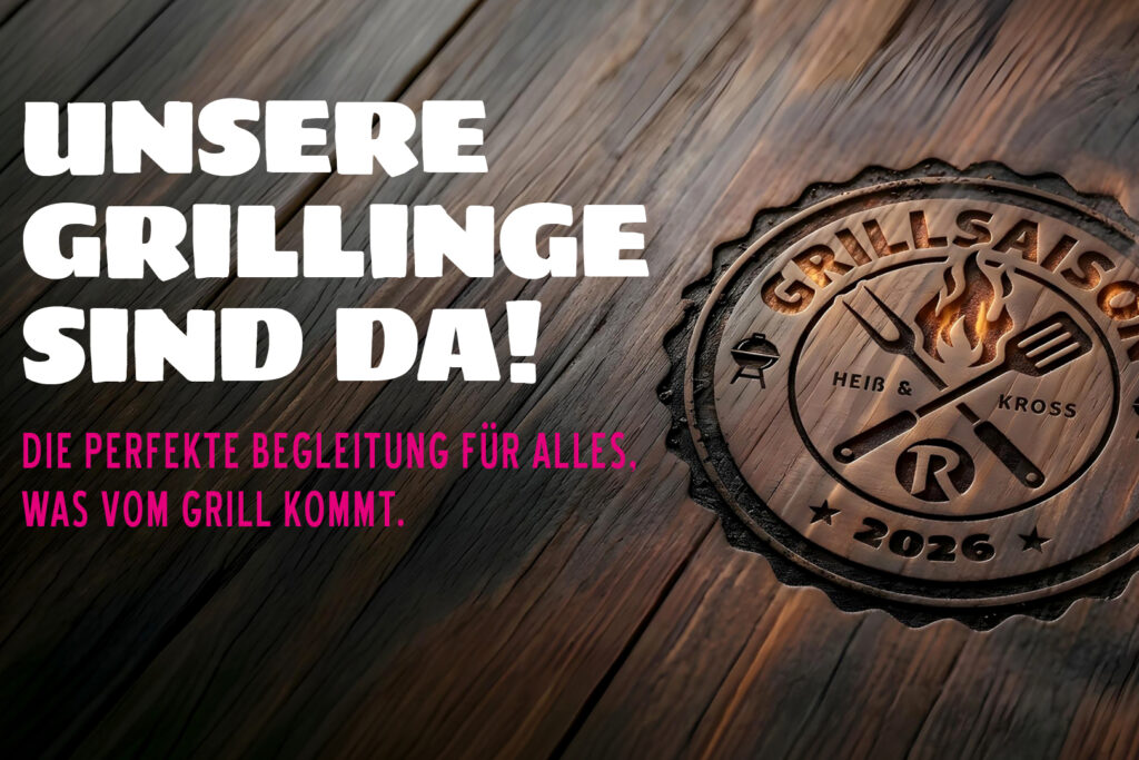 Holzoberfläche mit einem geschnitzten Emblem zum Thema Grillen mit der Aufschrift „Grillsaison 2026“. Ein auffälliger weiß-rosa deutscher Text wirbt für Grillprodukte als perfekte Begleiter für alles, was vom Grill kommt.