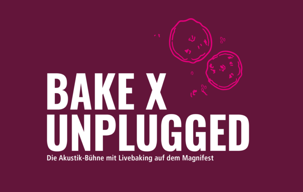 Ein kastanienbraunes Plakat mit zwei umrandeten Keksen und großer weißer Schrift: „BAKE X UNPLUGGED“. Details zu einer Live-Backveranstaltung auf dem Magnifest, präsentiert von Radio 38 und Richter, mit Datum und Ort am unteren Rand.