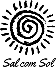 Schwarze, spiralförmige Sonne mit strahlenförmigen Linien und der Aufschrift „Sal com Sol“ in Schreibschrift unterhalb des Motivs.